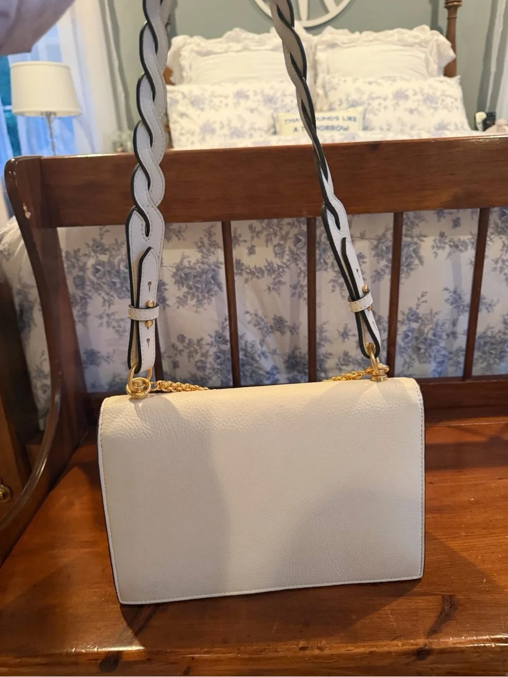Tory Burch Cream Leather Shoulder Bag with Gold Chain and Logo (never used)